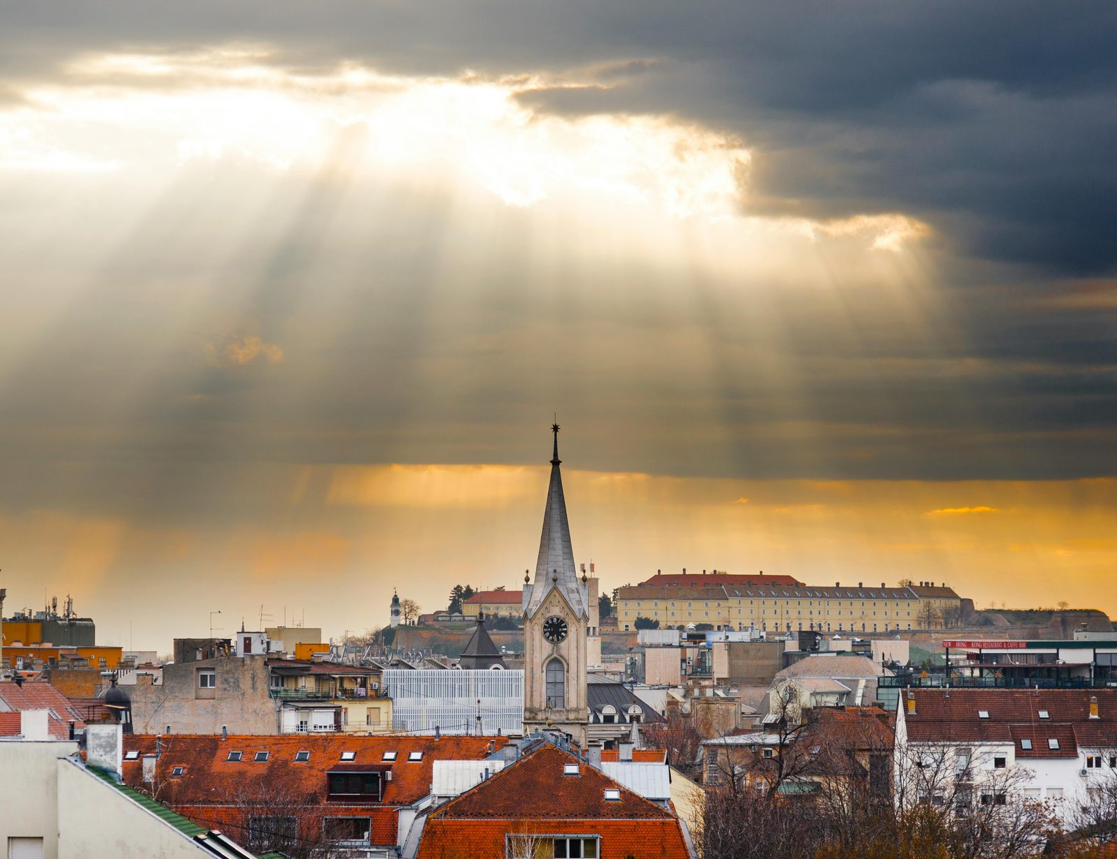 Panorama Novog Sada sa Mišeluka — pogled na grad i Petrovaradinsku tvrđavu
